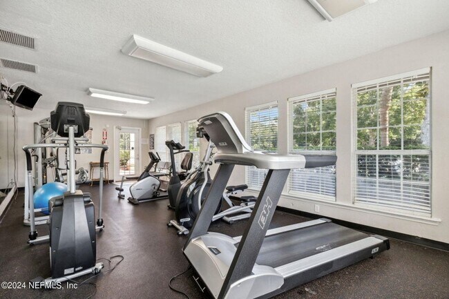 Building Photo - Renovated Condo in a Convenient Location!