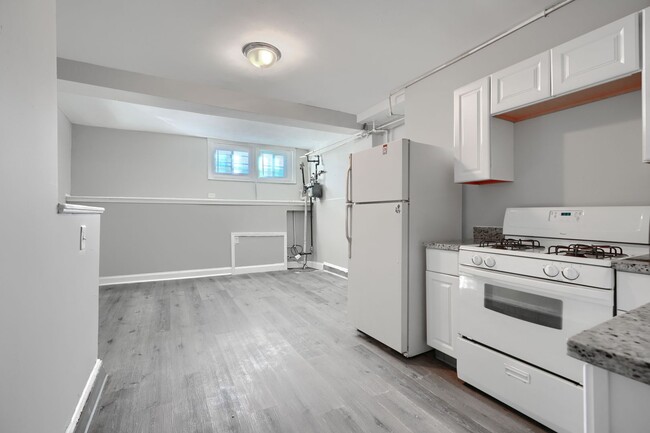 Building Photo - 1314 N Kenwood Ave