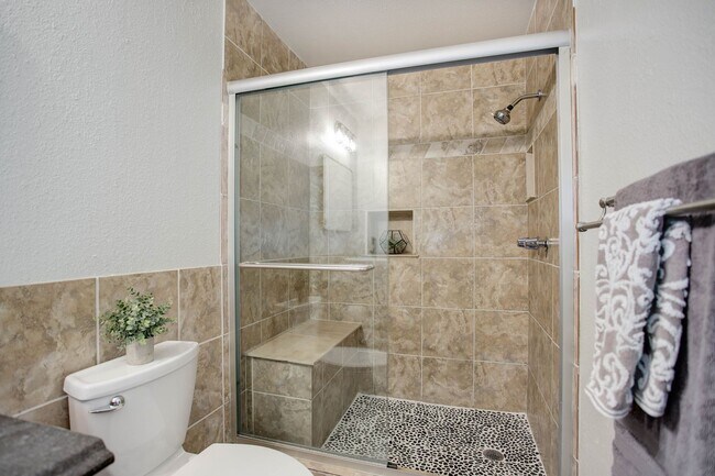 Building Photo - Penthouse level condo with views of canal and trail!