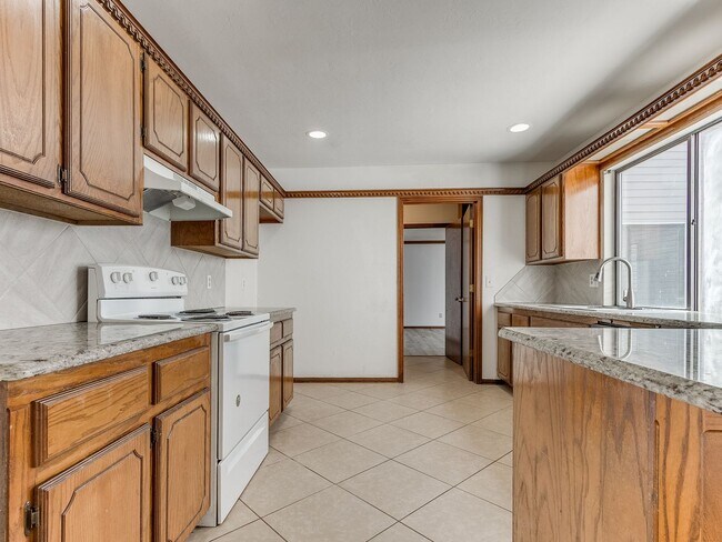 Building Photo - 3 Bed 2 bath!