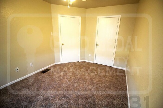 Building Photo - Discover comfort and convenience in this w...