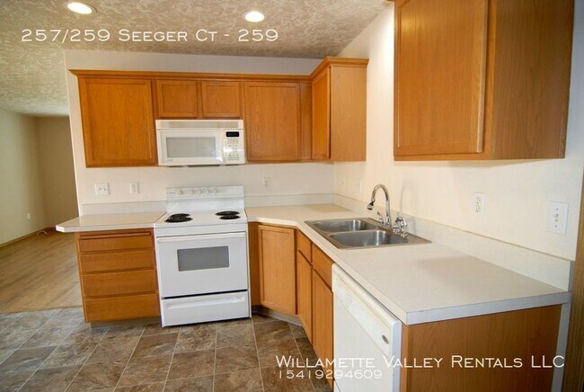 Building Photo - Nice S Salem duplex