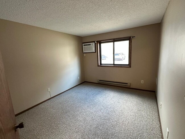 Building Photo - Awesome 2 BR/1 BA Condo in a Great St. Paul Neighborhood!