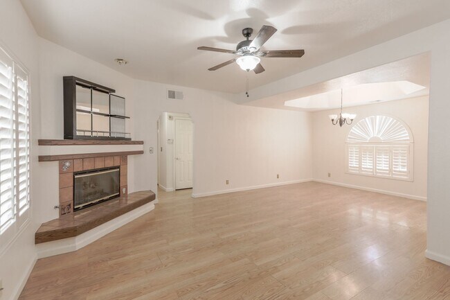 Building Photo - Great 1st Floor 2 Bed Condo