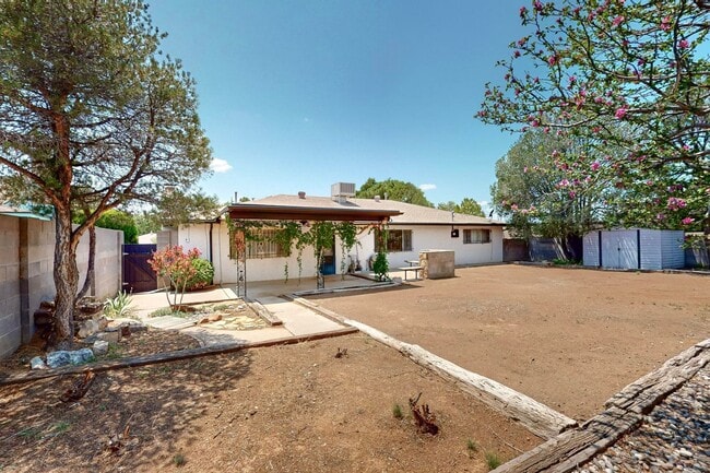 Building Photo - NE Brick Ranch 3/Bd 2/Ba 2 Cg 1782/sf