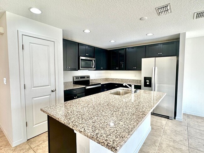 Building Photo - Premier 4bedrooms/2baths residence - Florida living at its finest!