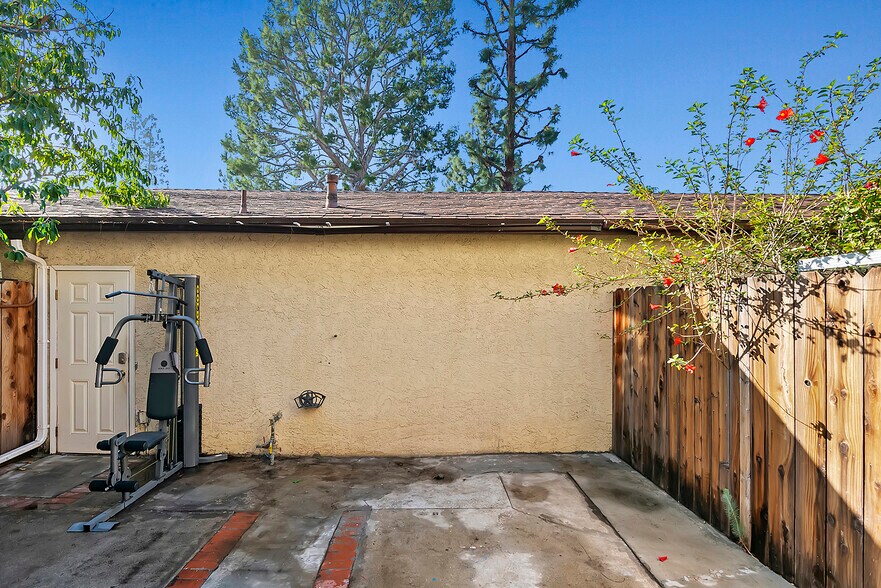 Building Photo - 8707 Cedros Ave