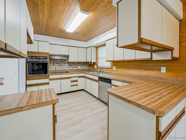 Building Photo - 7580 Thornwood St