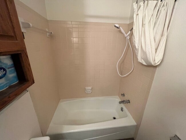 Building Photo - 1 Bedroom 1 Bath Townhouse in Great Neighborhood