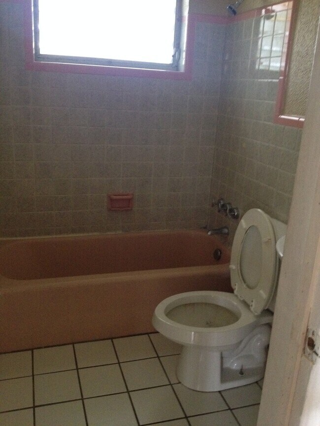 Building Photo - Large 4 -2 house in sw area ! Off Davie blvd