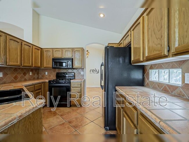 Building Photo - 4605 N Clear Creek Dr