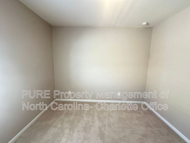 Building Photo - 3520 Larkhaven Ave SW