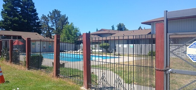 Building Photo - Tabor Oaks