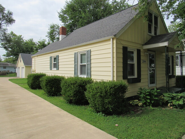 Building Photo - 1914 W Richwoods Blvd