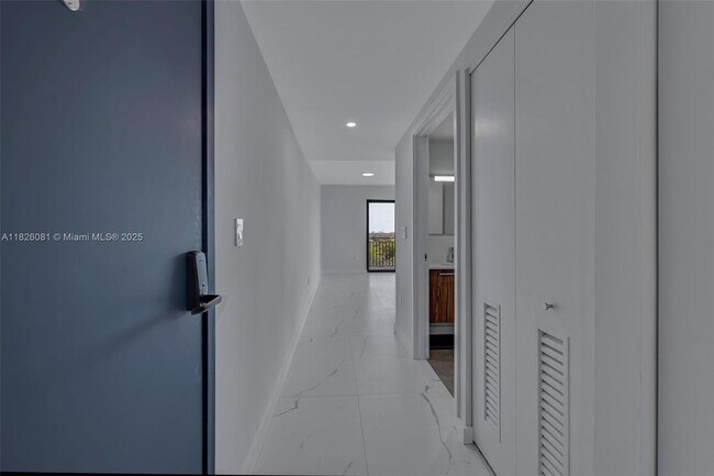 Building Photo - 840 NE 130th St