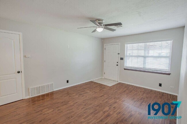Building Photo - 1618 Village Dr