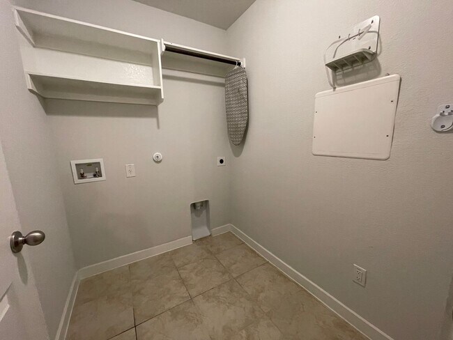 Building Photo - Move-in Ready in sought-after Larkspur Community!