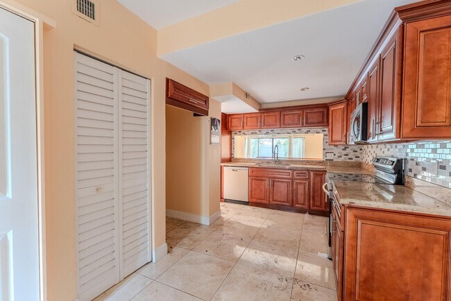 Building Photo - 626 NE 195th St