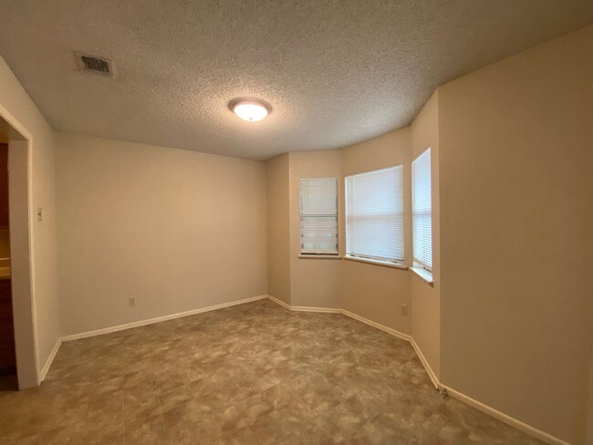 Building Photo - 2/2 Apartment on The Hill! Minutes from La...