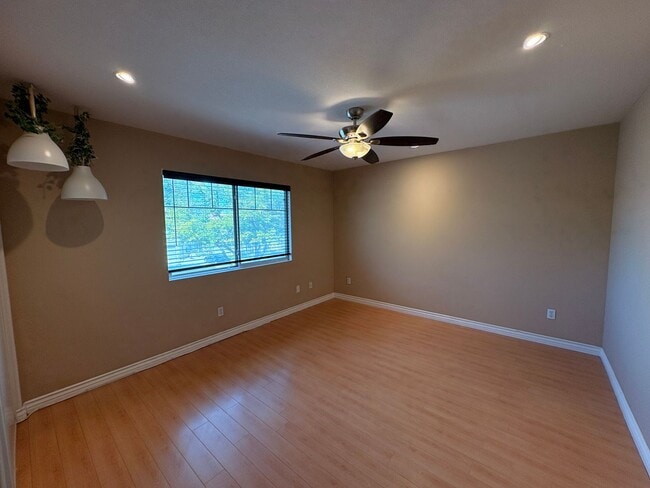 Building Photo - 4 Bed, 3 Bath in Corona!