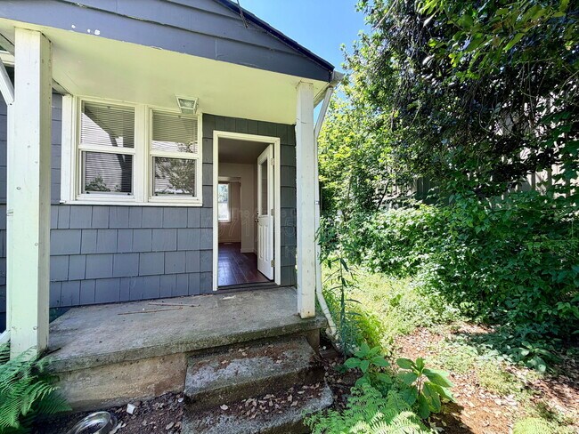 Building Photo - 5821 SE Knapp St