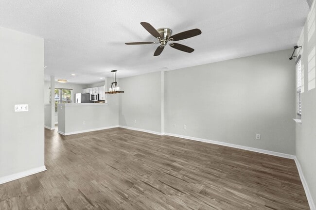 Building Photo - Charming Townhome with Water Views near The Market Common!