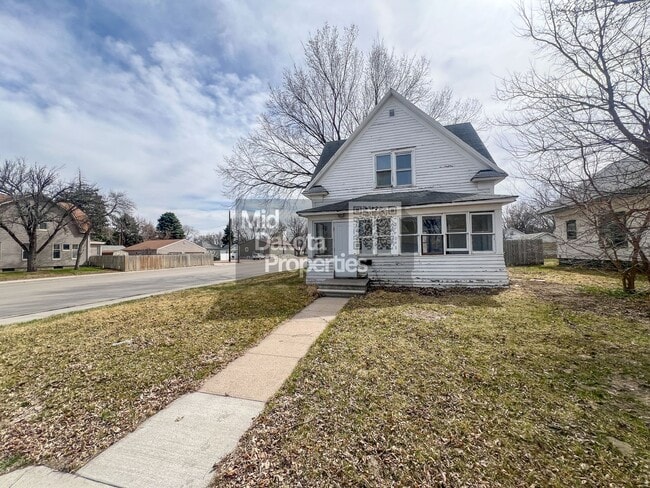 Building Photo - 401 W 11th-3 Bedroom House