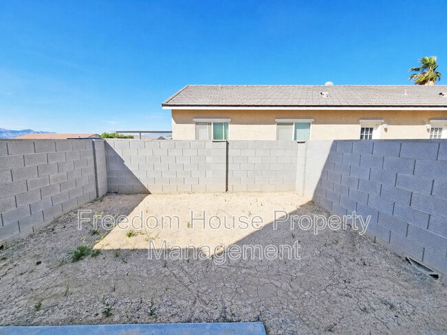 Building Photo - 382 Erin St