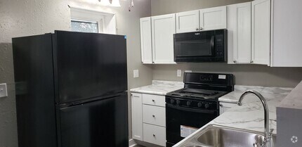 Building Photo - 5 bedroom 3 bath home