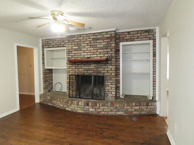 Building Photo - Charming 3 Bedroom, 2 Bath Home w/Den!