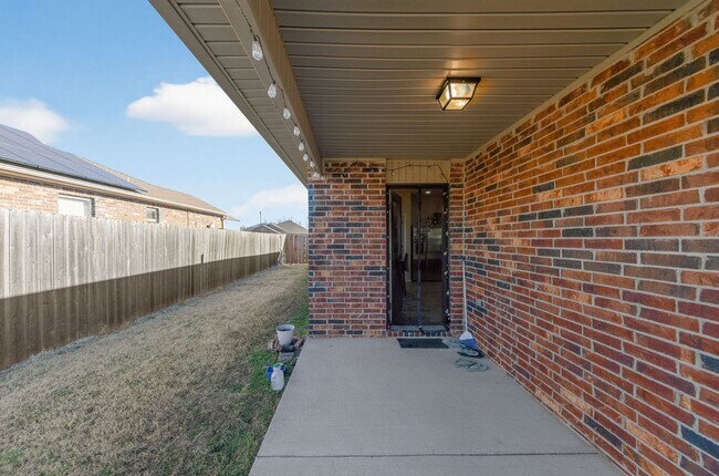 Building Photo - Charming home in Bentonville School District