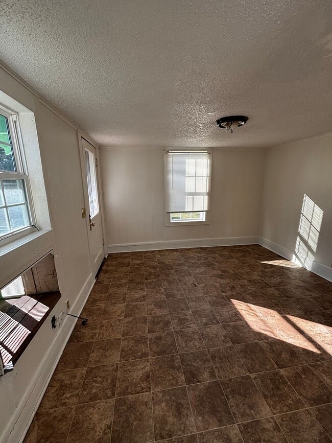 Building Photo - 1br 1ba house!