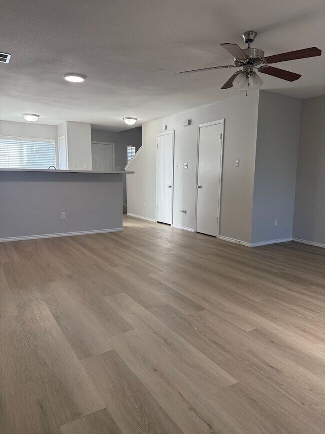 Building Photo - River Crossing 2 Bed 2 1/2 Bath - 2 Story Townhome