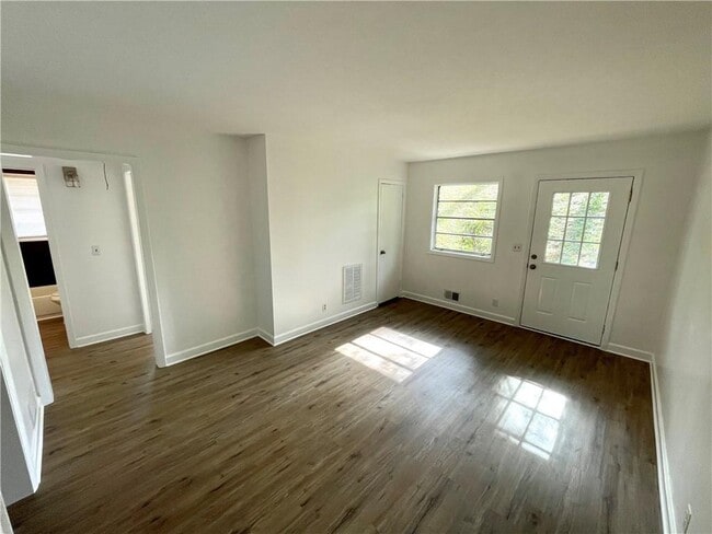 Building Photo - 2908 Skyland Dr NE