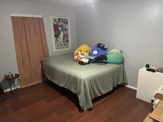 Building Photo - AUGUST PRE-LEASE!  Spacious 2 Bedroom 2 Bathroom on Bus Route!