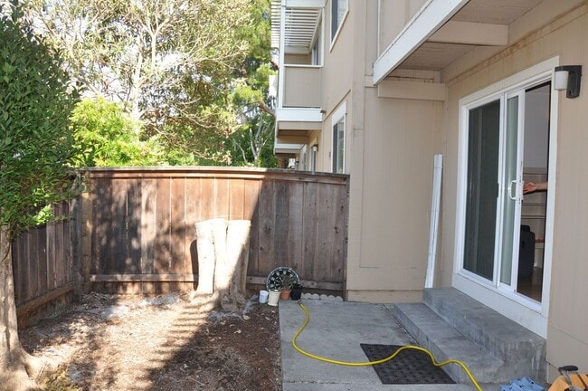 Building Photo - 532 Tyrella Ave
