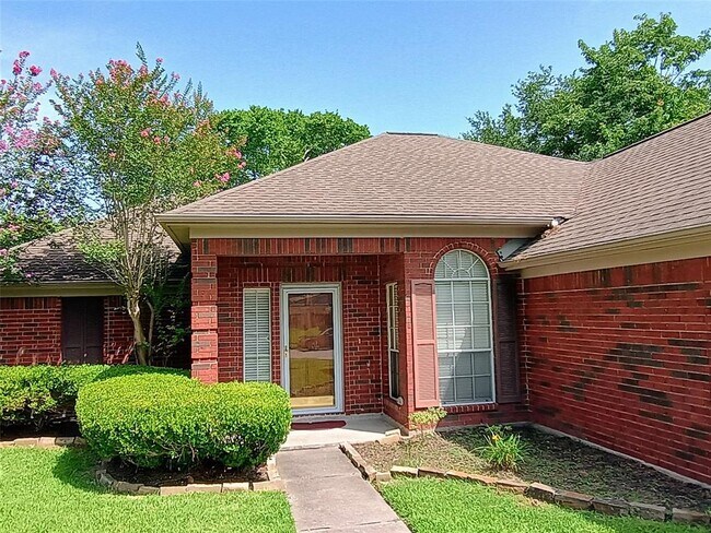 Building Photo - 3821 Pin Oak Dr N
