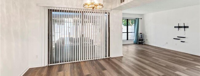 Building Photo - 2685 Meadowlawn Dr