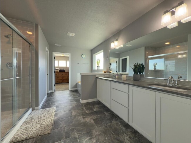 Building Photo - 1816 S Ridgetop Dr