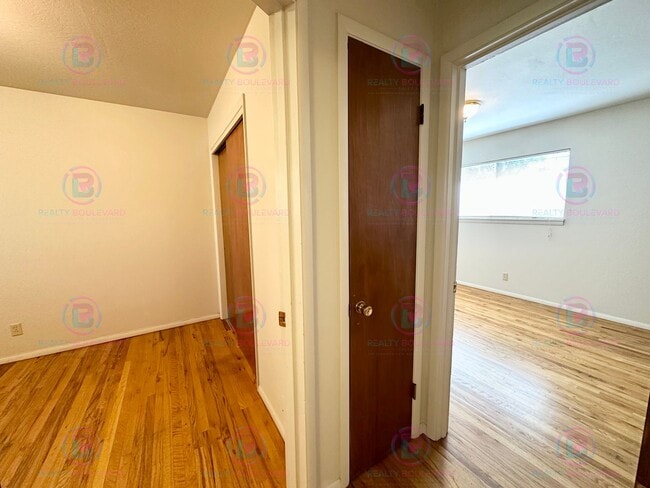Building Photo - Delightful One-Bedroom + Office Near Idlew...