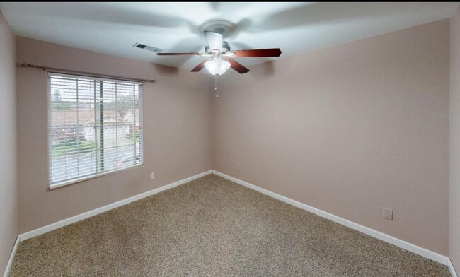 Building Photo - 2638 E Skyview Ave