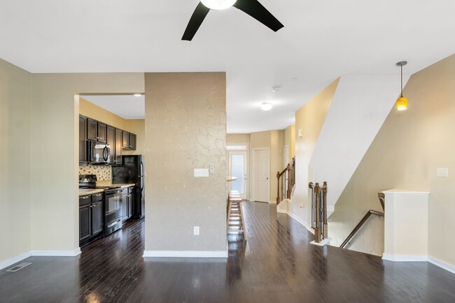 Building Photo - Spacious 3 Bedroom 3.5 Bathroom Townhome i...