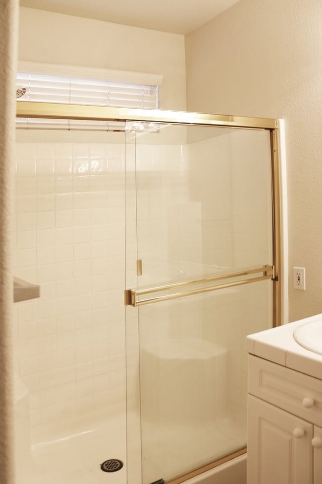 Building Photo - 3 Bedroom 2 Bathroom 1616 sq Ft in Wingfie...