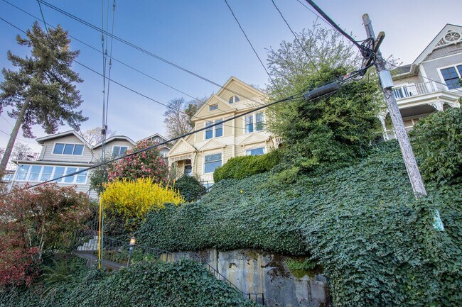 Building Photo - 1940-1946-1946 SW Market St Dr