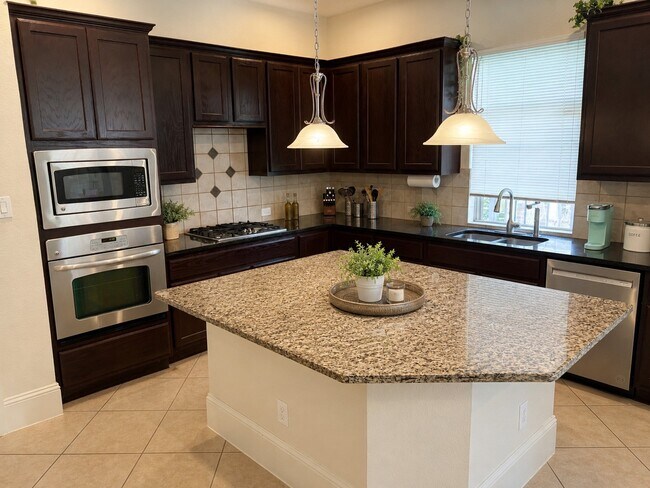 Building Photo - 515 Newington Ln