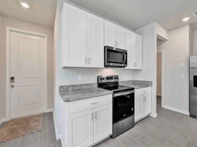 Building Photo - 5671 Enclave Dr