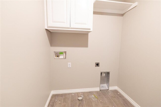 Building Photo - Brand NEW 3 Bedroom 2 Bathroom Home in Tuscany Lakes (Piedmont Schools) with Storm Shelter and Sp...