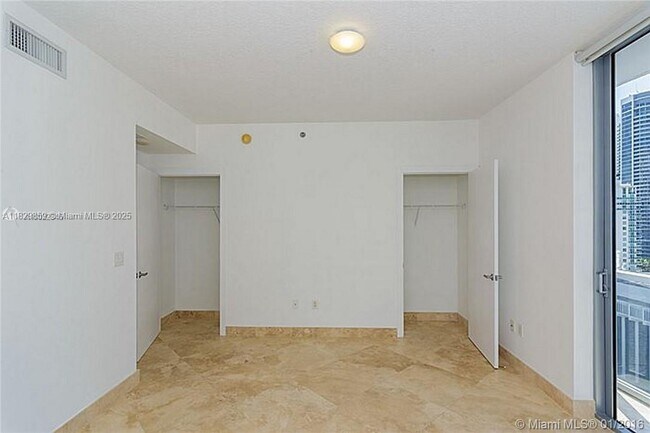 Building Photo - 1060 Brickell Ave