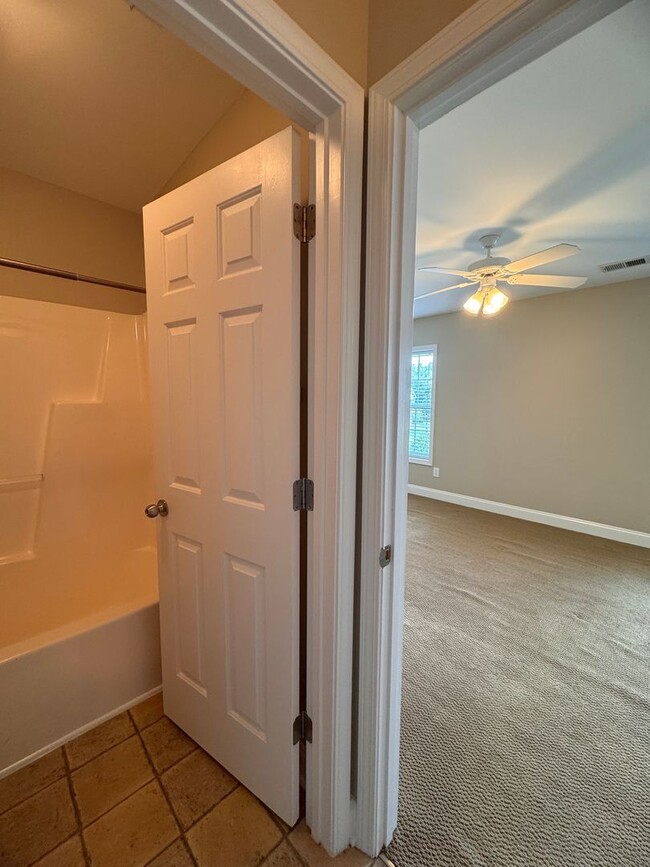 Building Photo - Stunning 5 Bedroom 4 Bath Home with 3 Car ...