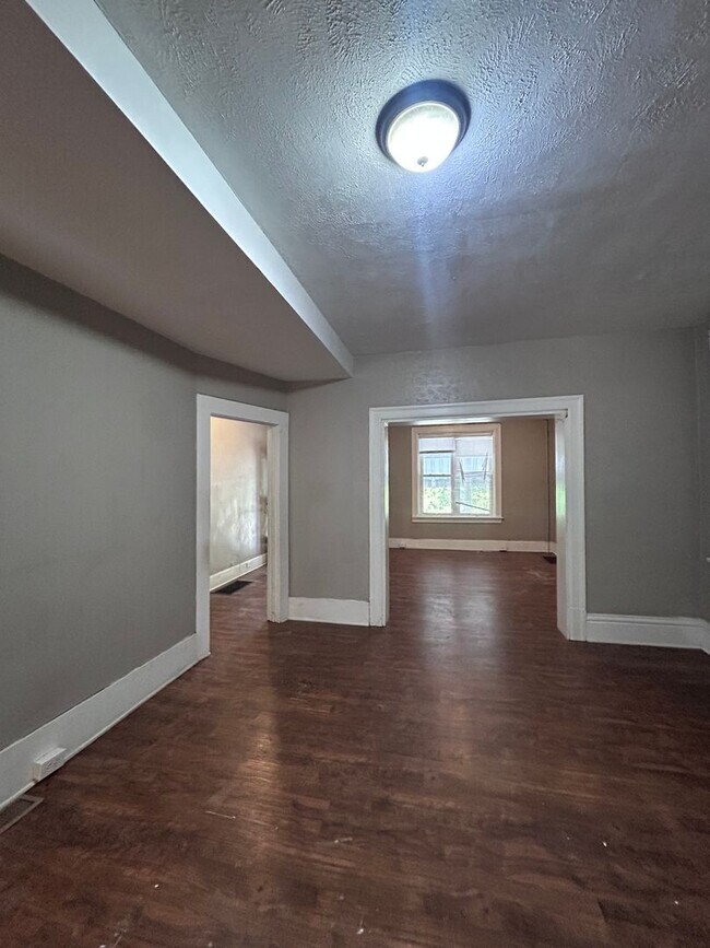 Building Photo - 5 Bedroom 1.5 Bath Home| Brighton Heights ...